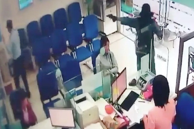 hon 100 trinh sat truy lung bat nghi can cuop ngan hang thu giu sung 700 trieu dong