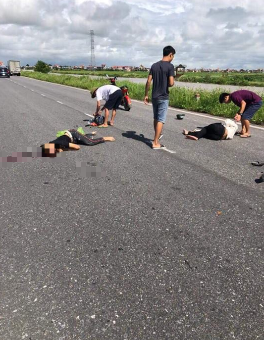 dieu khien xe may dam thang vao xe khach hai nam thanh nien tu vong tai cho