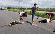 dieu khien xe may dam thang vao xe khach hai nam thanh nien tu vong tai cho