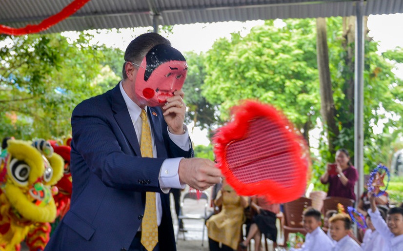 dai su my lan dau don trung thu tai viet nam cung tre em khuyet tat