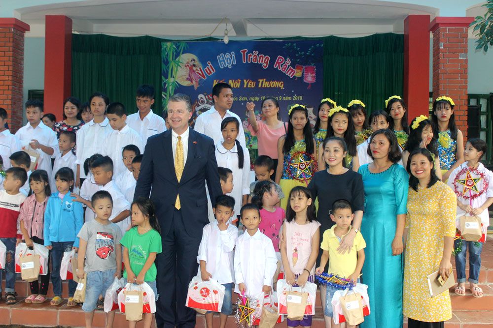 dai su my lan dau don trung thu tai viet nam cung tre em khuyet tat