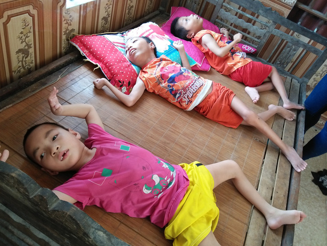 tham canh mot gia dinh co 4 nguoi con cung mac benh bai nao o nghe an