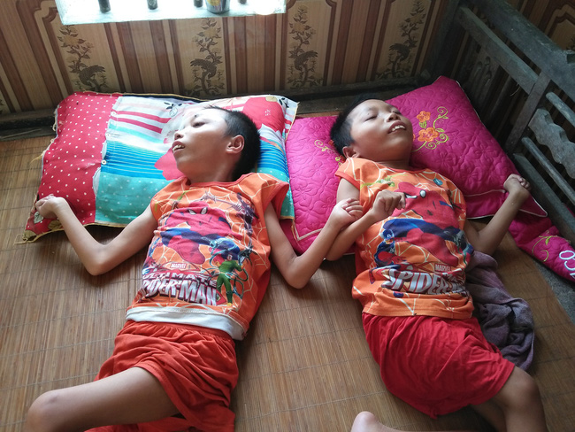 tham canh mot gia dinh co 4 nguoi con cung mac benh bai nao o nghe an