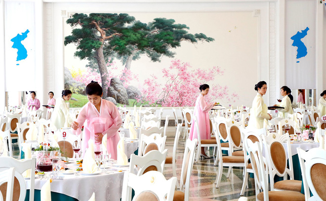 dan nu nhan vien xinh dep hut hon tat bat chuan bi tiec cho 2 nha lanh dao lien trieu