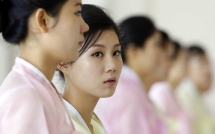 dan nu nhan vien xinh dep hut hon tat bat chuan bi tiec cho 2 nha lanh dao lien trieu