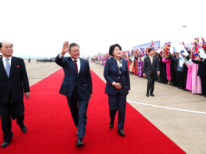 tt han quoc khep lai hanh trinh dep nhu mo lanh dao trieu tien tang qua khung