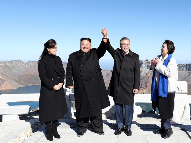 tt han quoc khep lai hanh trinh dep nhu mo lanh dao trieu tien tang qua khung