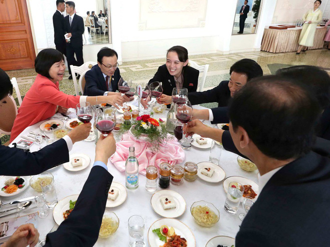 tt han quoc khep lai hanh trinh dep nhu mo lanh dao trieu tien tang qua khung