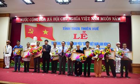 hue le trao tang truy tang danh hieu ba me viet nam anh hung