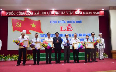 hue le trao tang truy tang danh hieu ba me viet nam anh hung