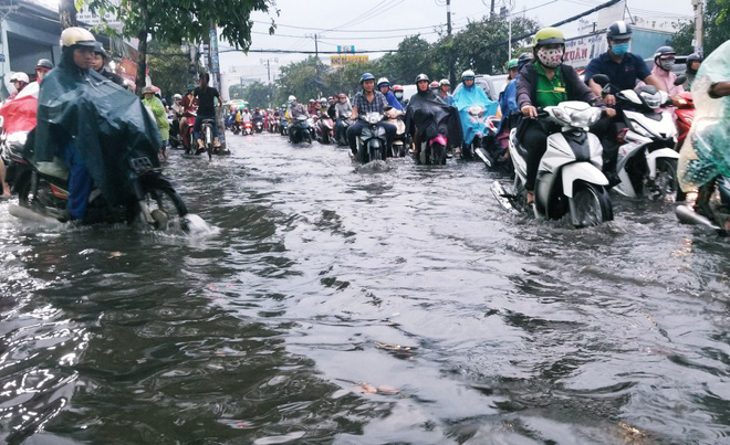 nguoi dan bi bom loi nuoc day xe ve nha vi nhieu tuyen duong o sai gon bi ngap nang