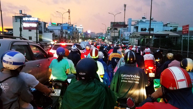 nguoi dan bi bom loi nuoc day xe ve nha vi nhieu tuyen duong o sai gon bi ngap nang