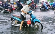 nguoi dan bi bom loi nuoc day xe ve nha vi nhieu tuyen duong o sai gon bi ngap nang