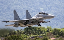 video canh hiem gap su 27 va su 30 bay o do cao duoi 100m
