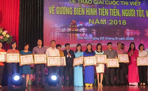 ha noi trao giai cho 39 tac pham viet ve nguoi tot viec tot nam 2018