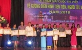 ha noi trao giai cho 39 tac pham viet ve nguoi tot viec tot nam 2018