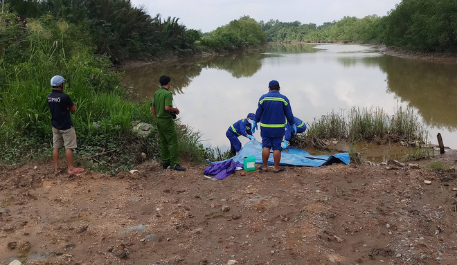 tp hcm phat hien thi the nam thanh nien troi song rach chiec tay xam chu ve dau