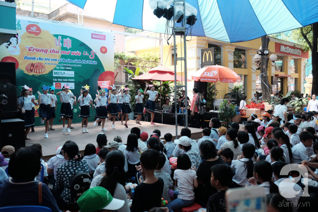 nghen long nghe uoc mo cua cac be khiem thi di choi trung thu con muon duoc sang mat de thay long den nhu cac ban