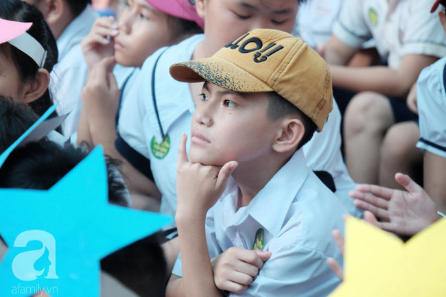 nghen long nghe uoc mo cua cac be khiem thi di choi trung thu con muon duoc sang mat de thay long den nhu cac ban