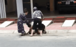 dua con di choi trung thu bat gap chong cho gai vo lao vao danh ghen thi bi danh chay mau dau