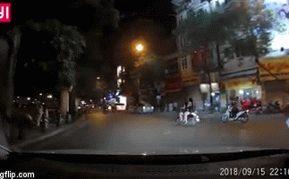 clip giat minh vi bi thanh nien u oa giua nga 4 ba co tung cu dap tra thu