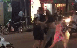 clip giat minh vi bi thanh nien u oa giua nga 4 ba co tung cu dap tra thu