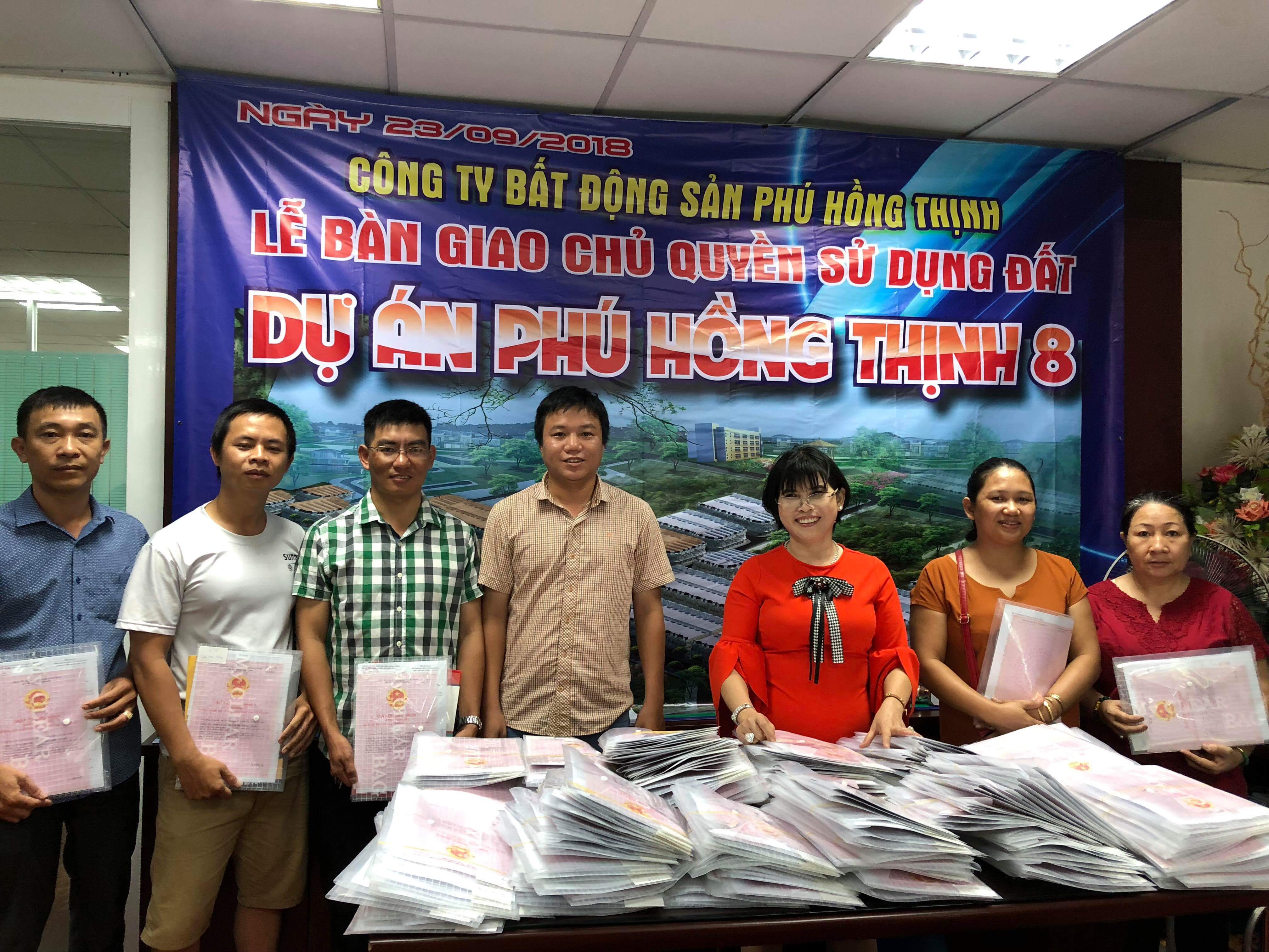 binh duong phu hong thinh trao so hong cho khach hang dung tien do