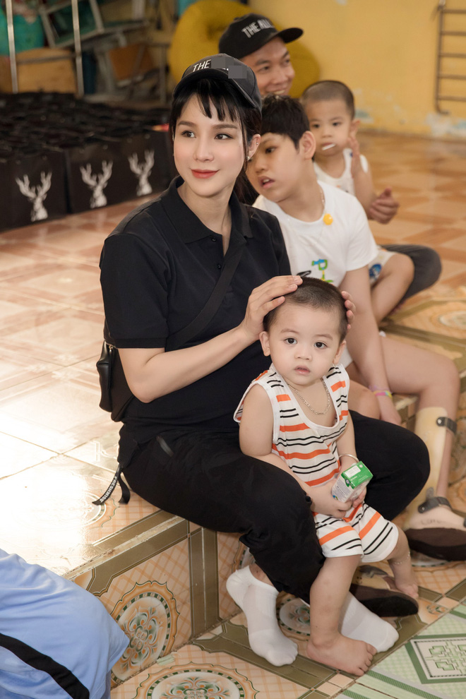 diep lam anh vac bung bau 8 thang di phat qua trung thu