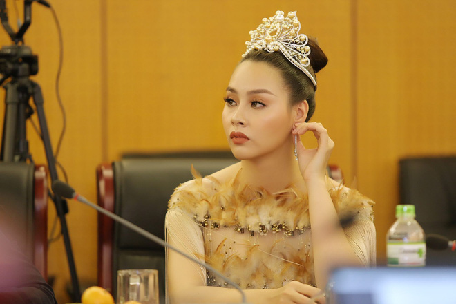 hoa hau bien 2016 thuy trang am tham ket hon va sinh con ngay khi chua het nhiem ky
