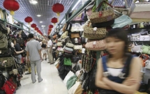 Vì sao chiến tranh thương mại Mỹ Trung càng leo thang, các chủ shop hàng giả, hàng nhái ở Bắc Kinh càng kiếm đậm, thu nhập tới hàng nghìn USD mỗi thán