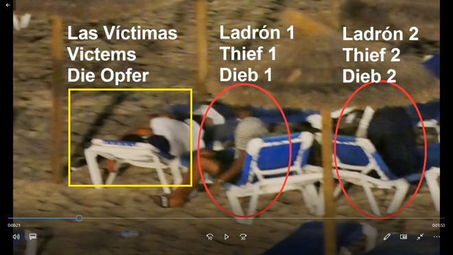 du khach nam vo tu tren bai bien khong biet manh khoe tinh vi dien ra ngay sau lung