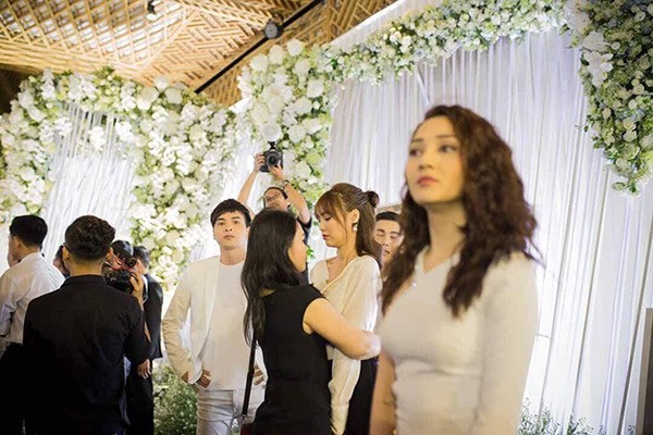 su that ve hinh anh ho quang hieu nhin trom bao anh tu xa trong dam cuoi truong giang