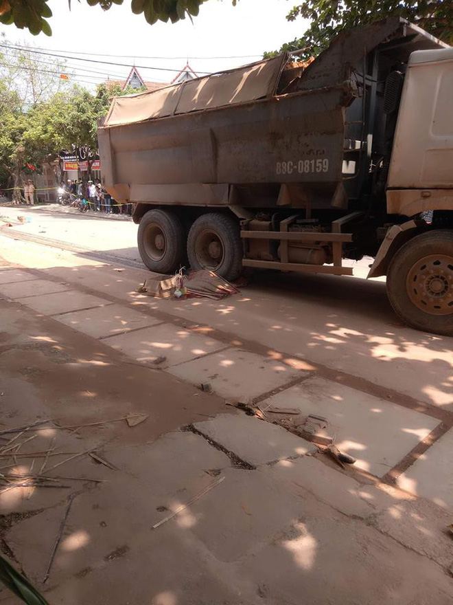 vinh phuc va cham voi xe ben tren duong di boc thuoc nam hai vo chong tu vong thuong tam