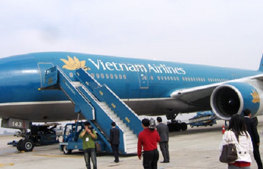 vietnam airlines len tieng ve vu phi cong bi tam giu o nhat