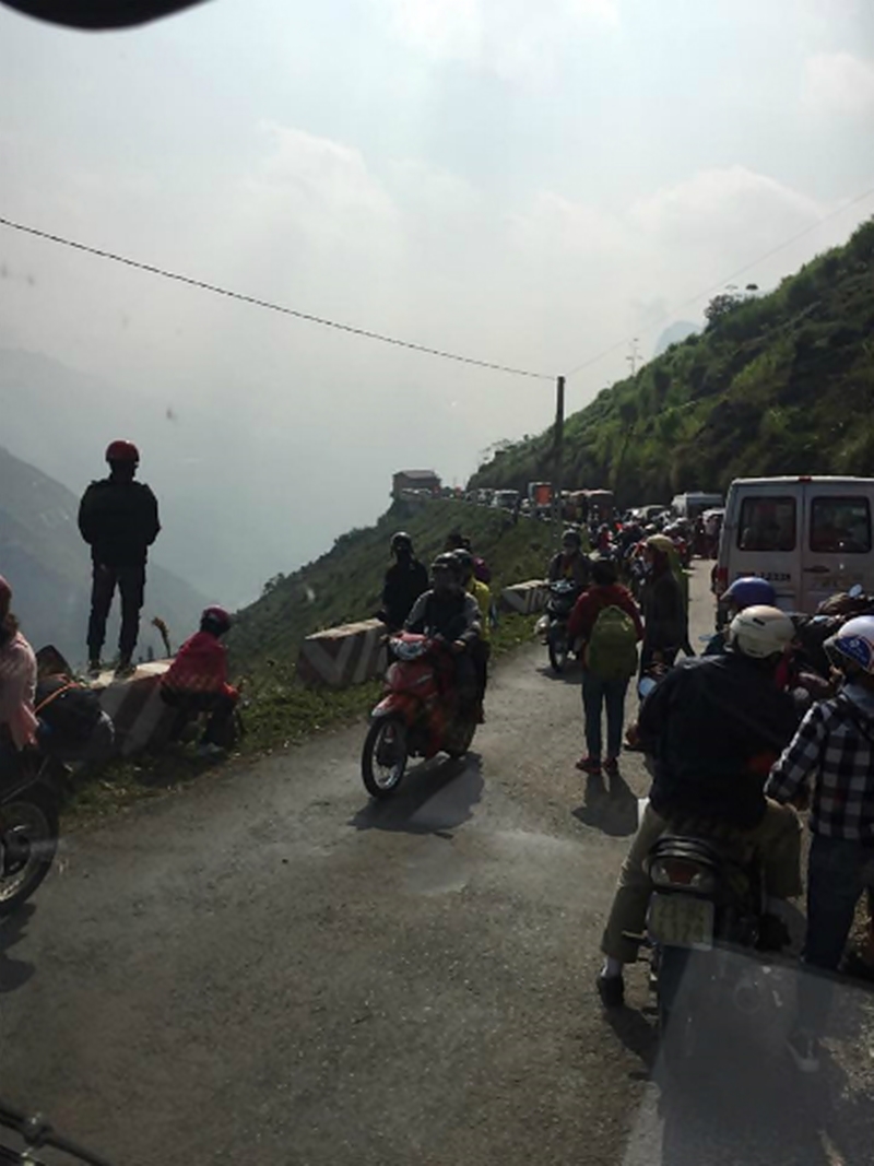 du khach vat va tim phong cho doi vi tac duong o ha giang