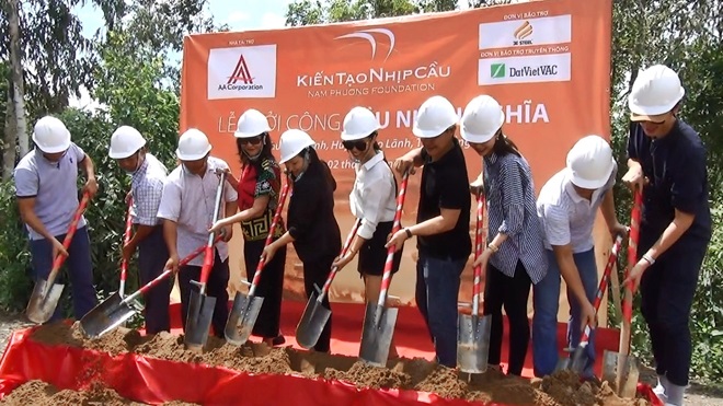 nam phuong foundation khoi cong xay cau cho nguoi dan ngheo dong thap