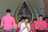 nguoi thai van do mau hong cau cho quoc vuong bhumibol mau khoe