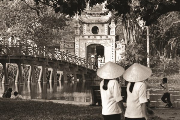 ha noi nhung nam dau 80 qua goc nhin dai su anh john ramsden