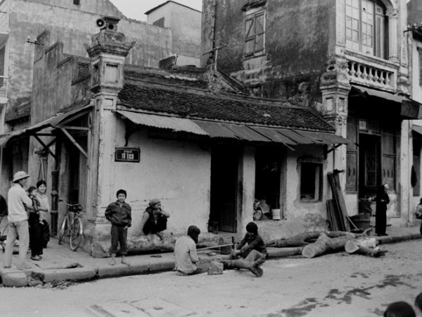 ha noi nhung nam dau 80 qua goc nhin dai su anh john ramsden