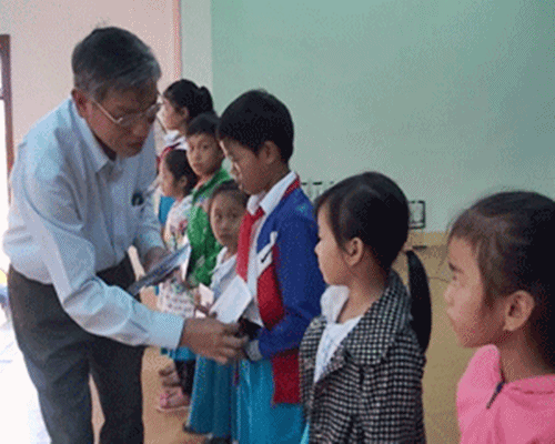 east meets west ho tro hoc bong cho hoc sinh quang ngai