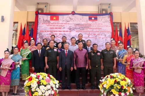 khai mac trien lam anh chu de duong ho chi minh huyen thoai tren dat lao thoi ky 1961 1975