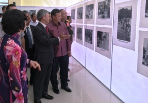 khai mac trien lam anh chu de duong ho chi minh huyen thoai tren dat lao thoi ky 1961 1975