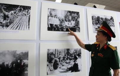 khai mac trien lam anh chu de duong ho chi minh huyen thoai tren dat lao thoi ky 1961 1975