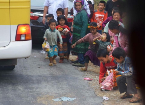nem qua cho tre em vung cao hanh dong van hoa phan cam