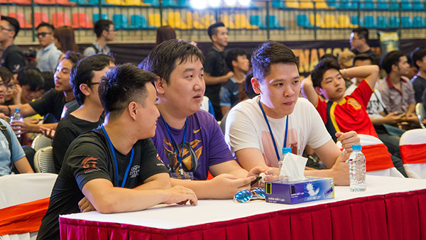 lien minh huyen thoai quan ly snake esports an tuong voi quan net cua viet nam va khen sofm rat thong minh cham chi