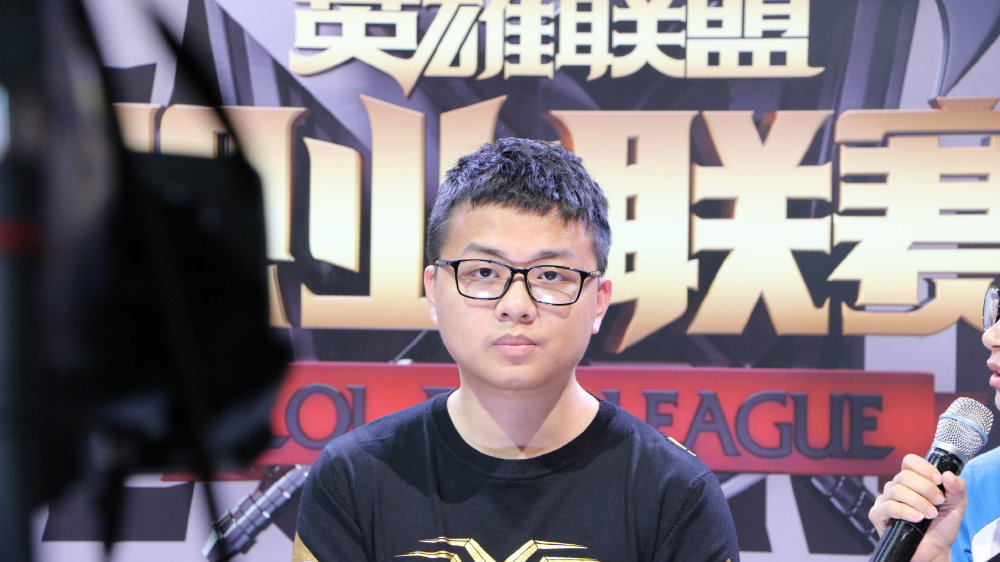 lien minh huyen thoai quan ly snake esports an tuong voi quan net cua viet nam va khen sofm rat thong minh cham chi