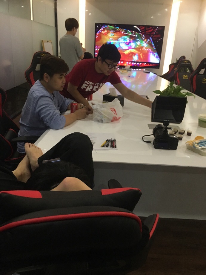 lien minh huyen thoai quan ly snake esports an tuong voi quan net cua viet nam va khen sofm rat thong minh cham chi