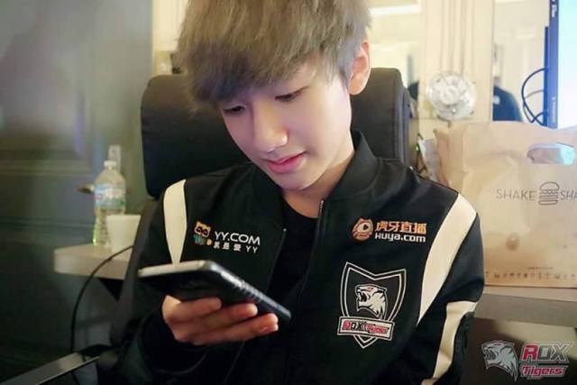 du bai tran truoc skt t1 tuyen thu nay van tro thanh nam than voi fan nu lien minh huyen thoai tren toan the gioi