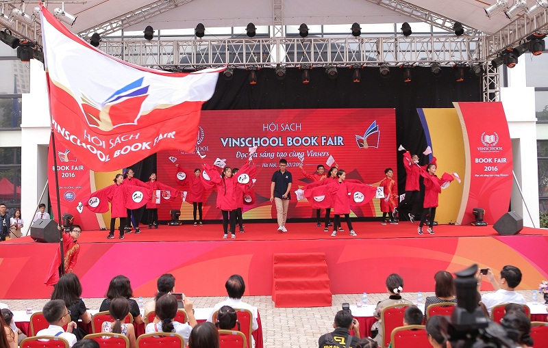 doc dao kho sach noi tai vinschool bookfair 2016