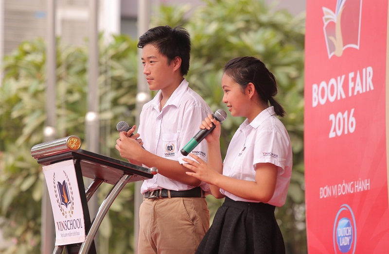 doc dao kho sach noi tai vinschool bookfair 2016